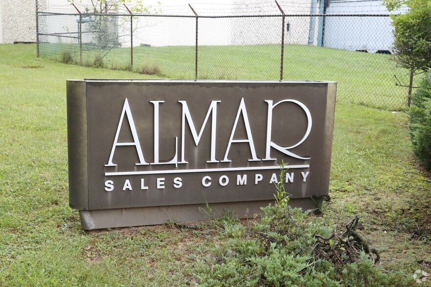 More Photos Of 10 Progress St, Edison Warehouse For Lease