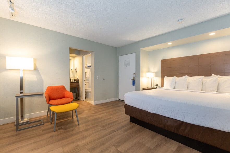 More Photos Of 1633 S Palm Canyon Dr, Palm Springs Hotel For Sale