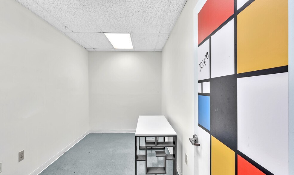 More Photos Of 6067 Hollywood Blvd, Hollywood Office For Sale