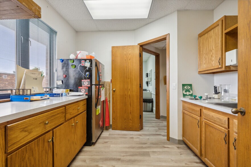 More Photos Of 305 E San Marnan Dr, Waterloo Medical For Sale