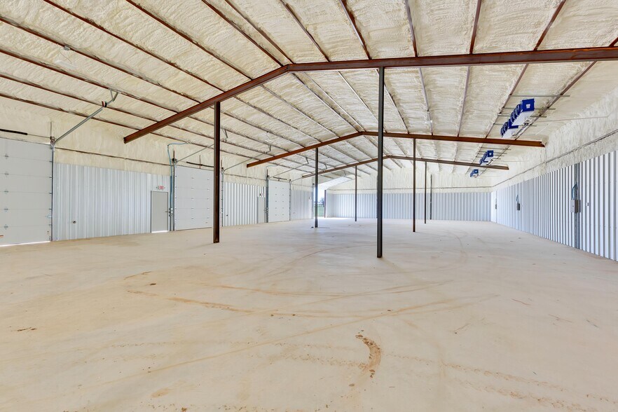 More Photos Of 343 Miracle Mile, Stonewall Warehouse For Lease