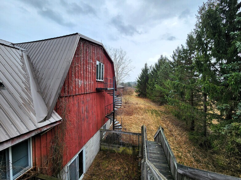 More Photos Of 303 Gunderman Rd, Spencer Flex For Sale