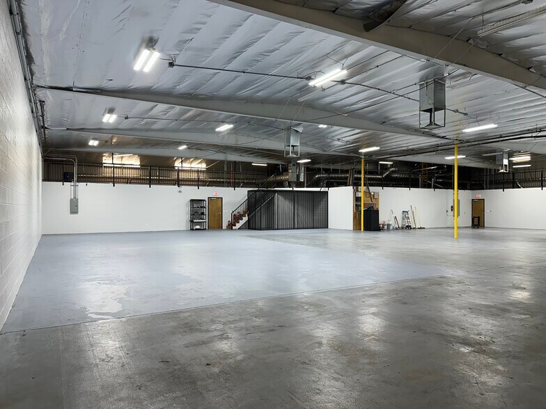 More Photos Of 20821 Dearborn St, Chatsworth Warehouse For Lease