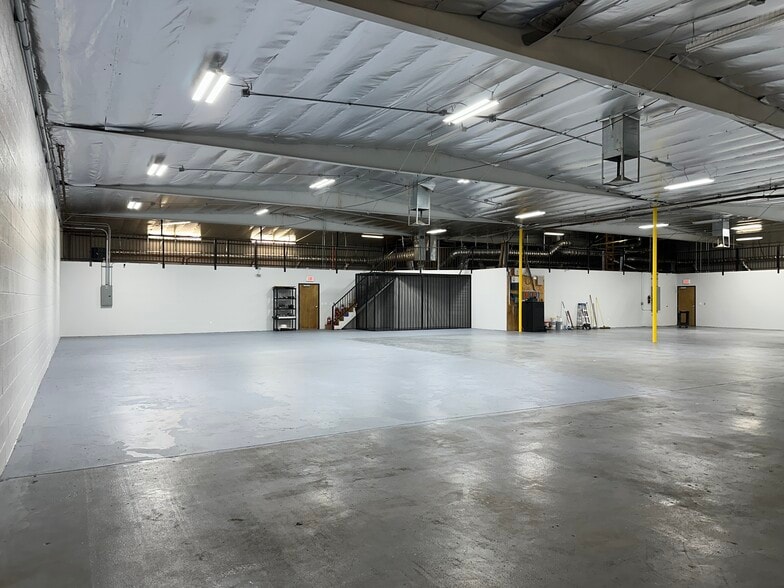 More Photos Of 20821 Dearborn St, Chatsworth Warehouse For Sale