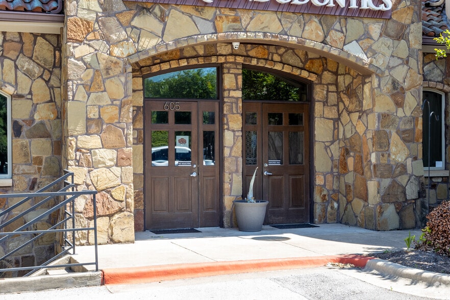 More Photos Of 2500 W William Cannon Dr, Austin Medical For Lease
