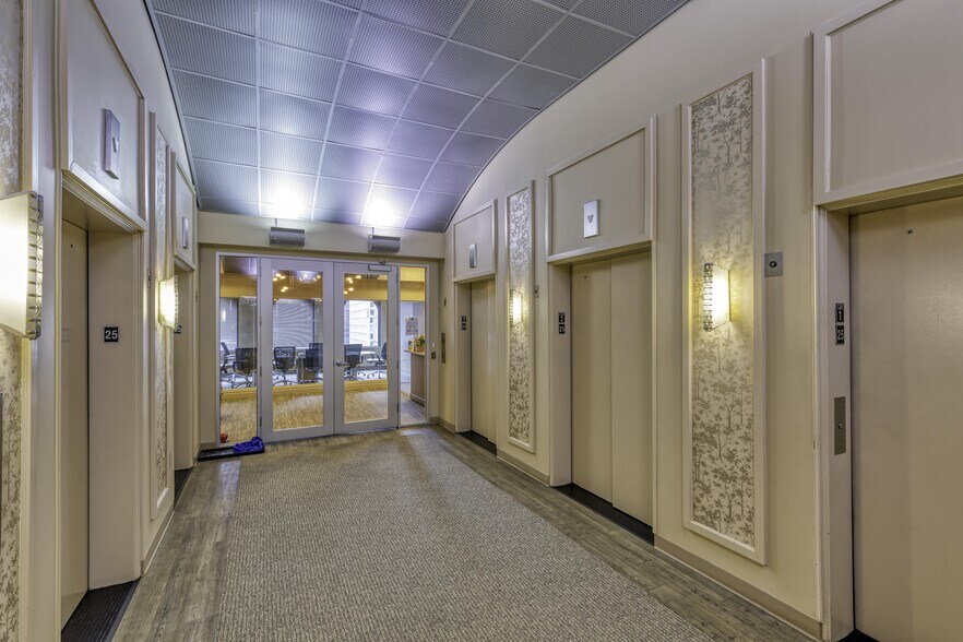 More Photos Of 100 N LaSalle St, Chicago Office For Lease