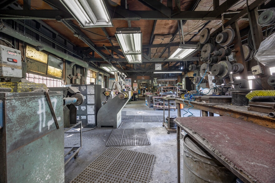 More Photos Of 2455 E 52nd St, Los Angeles Warehouse For Sale