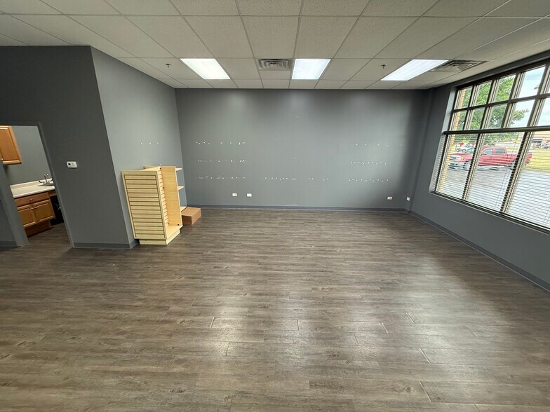 More Photos Of 83 Templeton Dr, Oswego Office For Lease