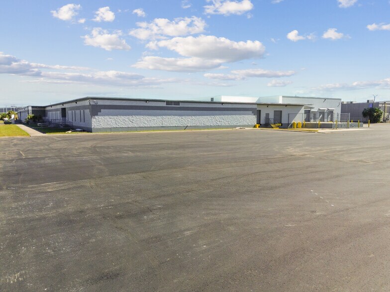 More Photos Of 3900 W Coachman Ave, Tampa Warehouse For Lease