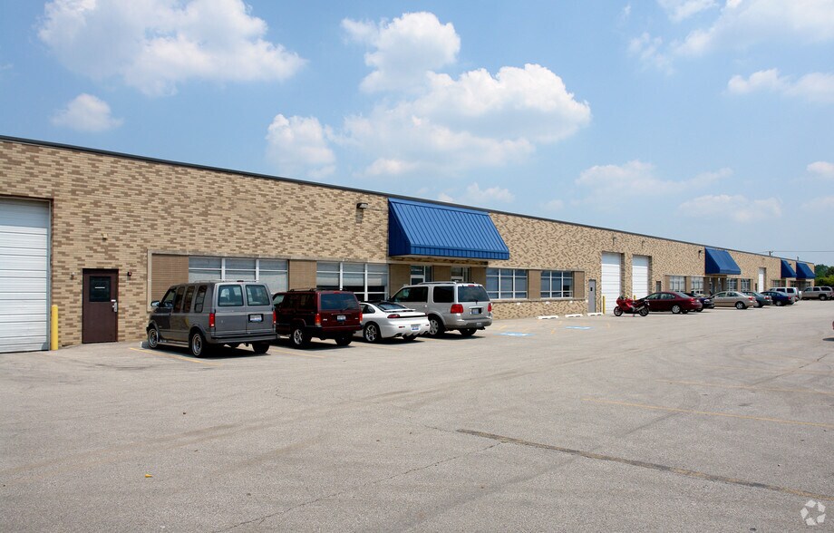 More Photos Of 641-655 S Vermont St, Palatine Warehouse For Lease
