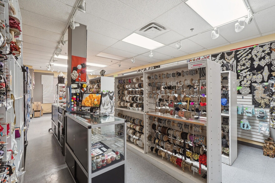 More Photos Of 1300 Rue De Louvain O, Montréal Light Manufacturing For Lease