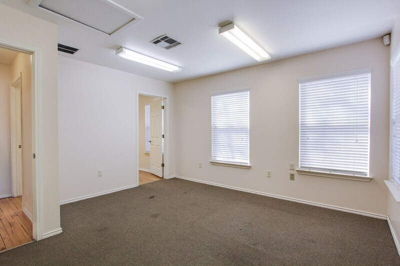 More Photos Of 1712 N Interstate 35, San Marcos Office For Sale