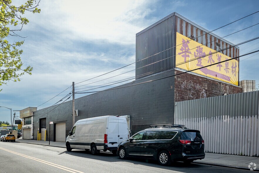 More Photos Of 7955 Albion Ave, Elmhurst Supermarket For Lease