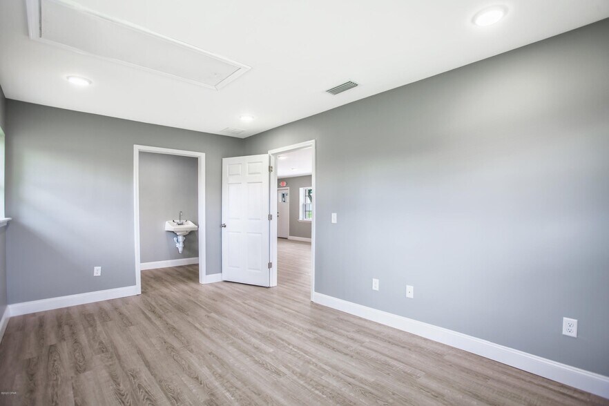 More Photos Of 5618 Lilly St, Panama City Office For Lease