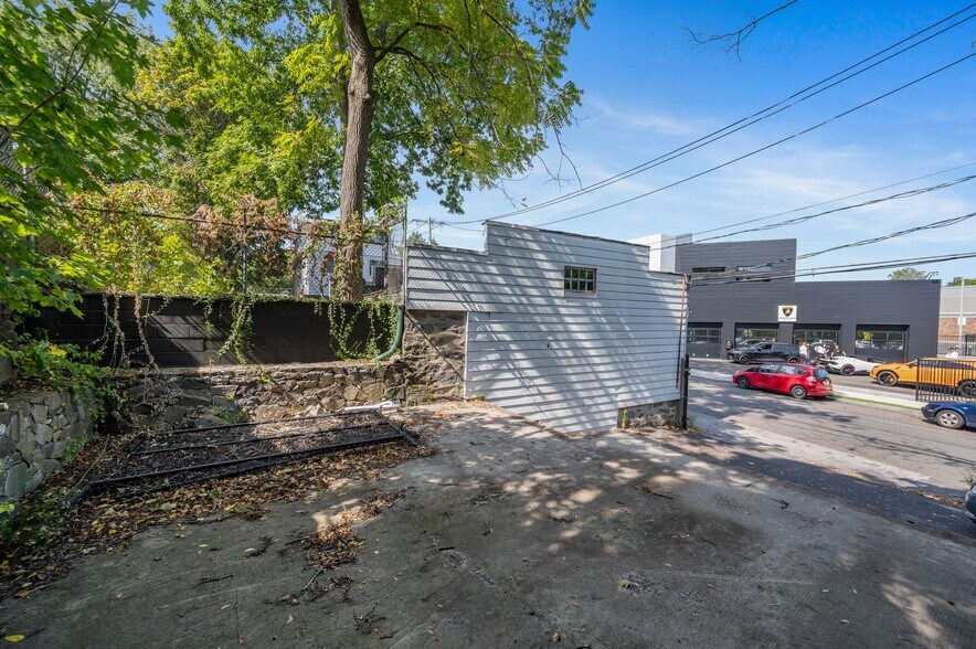 More Photos Of 1 Edgewood Ave, Greenwich Storefront Retail Residential For Lease