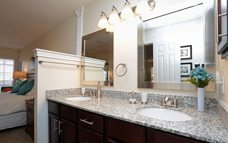 More Photos Of 127 W Plantation Dr, Lake Jackson Apartments For Sale