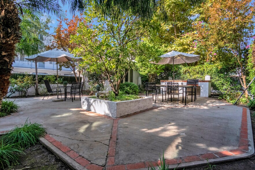 More Photos Of 10814-10818 Blix St, West Toluca Lake Apartments For Sale