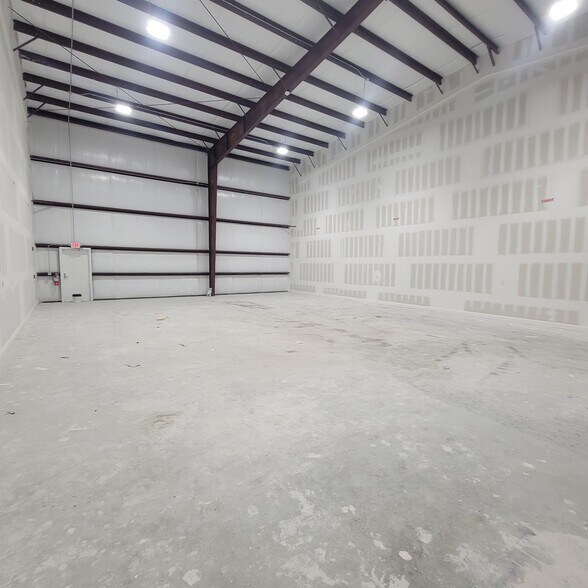 More Photos Of 2011 Commerce Lakes Dr, Port Saint Lucie Warehouse For Lease