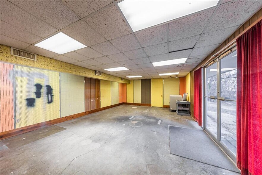 More Photos Of 2327 N Belt Hwy, Saint Joseph General Retail For Lease
