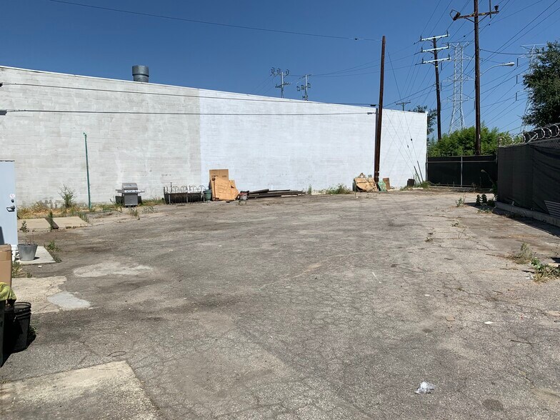 More Photos Of 11606 W Higgins St, North Hollywood Warehouse For Lease