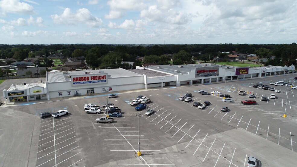 More Photos Of 800-840 E Admiral Doyle Dr, New Iberia Department Store For Sale