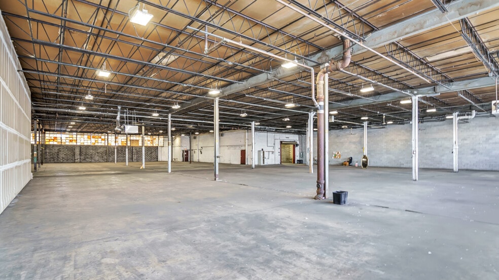 More Photos Of 95 Inip Dr, Inwood Warehouse For Lease