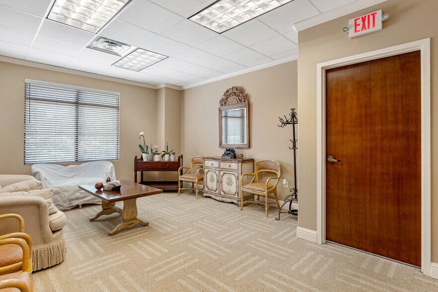 More Photos Of 5902 Winsome Ln, Houston Office Residential For Sale