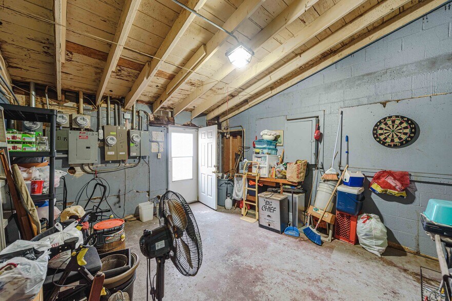 More Photos Of 562 Newmark St, Coos Bay Storefront For Sale