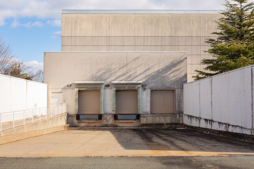 More Photos Of 5410 Hornaday Rd, Greensboro Department Store For Lease