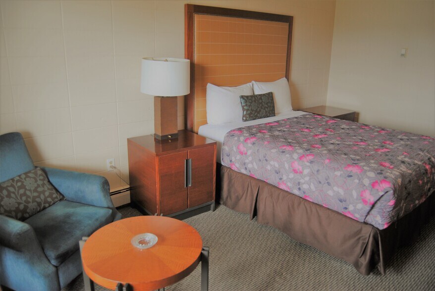 More Photos Of 3925 Gateway Blvd NW, Edmonton Hotel For Sale