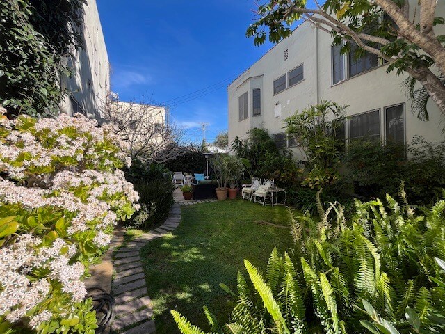 More Photos Of 1040 S Longwood Ave, Los Angeles Apartments For Sale