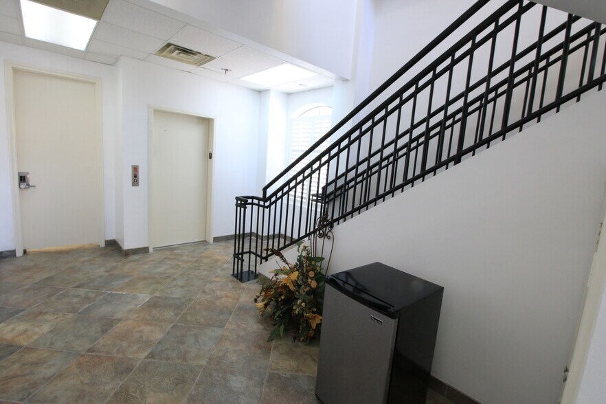 More Photos Of 5905 Winsome Ln, Houston Office For Sale