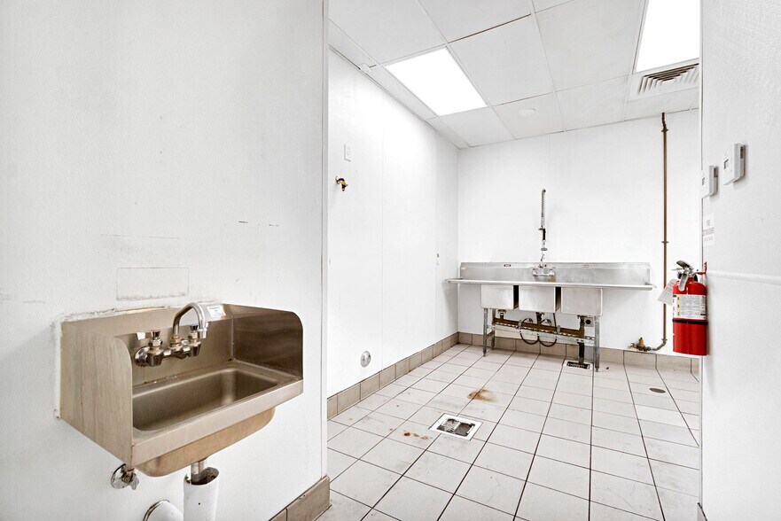 More Photos Of 33300 Bernard Dr, Kettleman City Freestanding For Lease