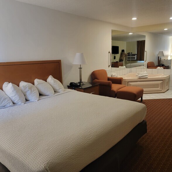 More Photos Of 3040 5th Ave S, Fort Dodge Hotel For Sale