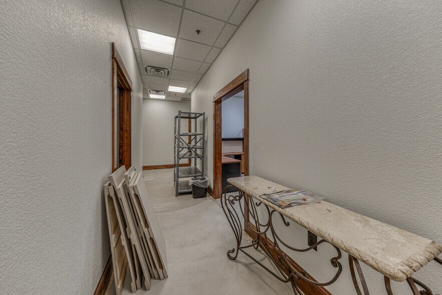 More Photos Of 1916 Martin Dr, Weatherford Office For Lease