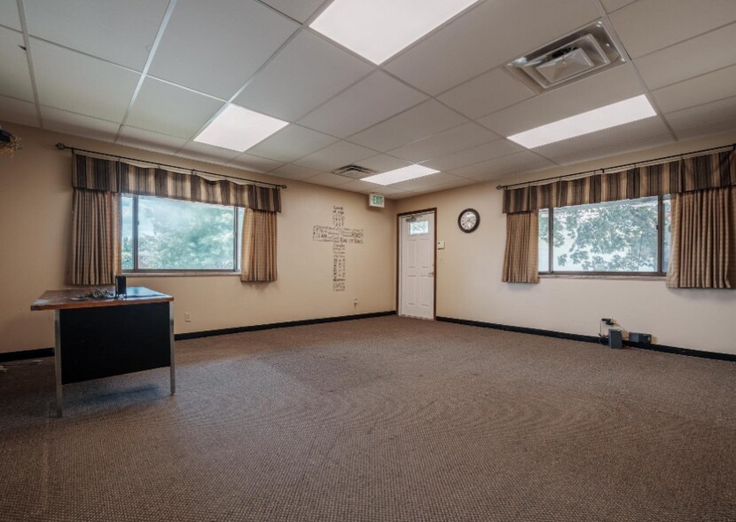 More Photos Of 124 S Green St, Greentown Office For Sale