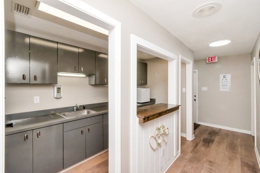 More Photos Of 1962 Spring Hill Ave, Mobile Office For Sale