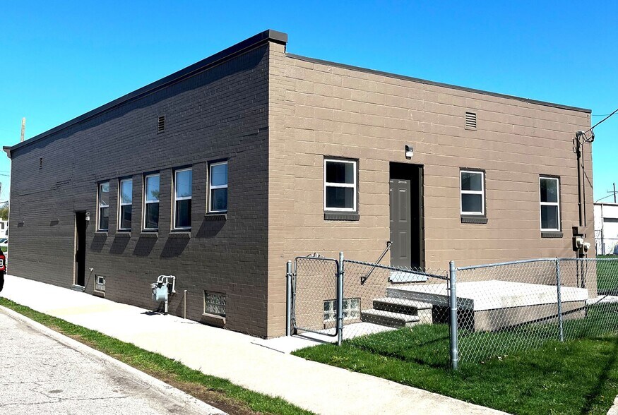 More Photos Of 2827 Fort St, Lincoln Park Freestanding For Sale