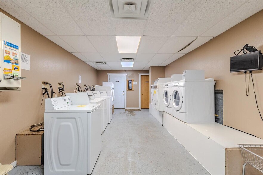 More Photos Of 215 Market St, Lake Park Office For Sale