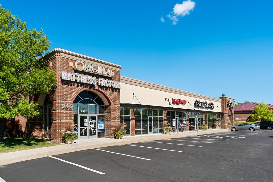 More Photos Of 800-860 W 78th St, Chanhassen General Retail For Lease