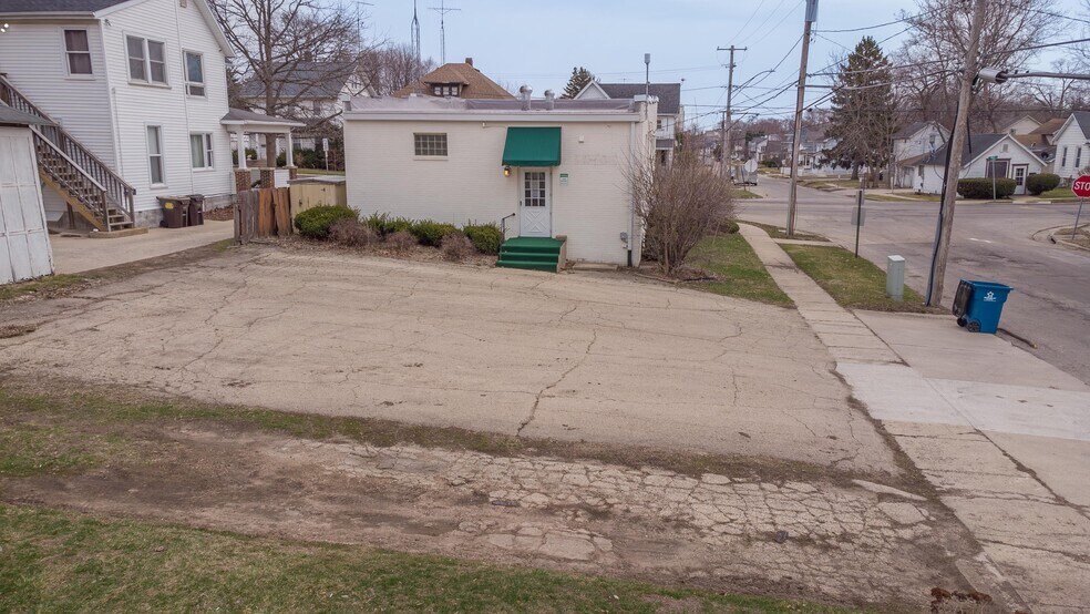 More Photos Of 404 N West Ave, Freeport Office For Sale