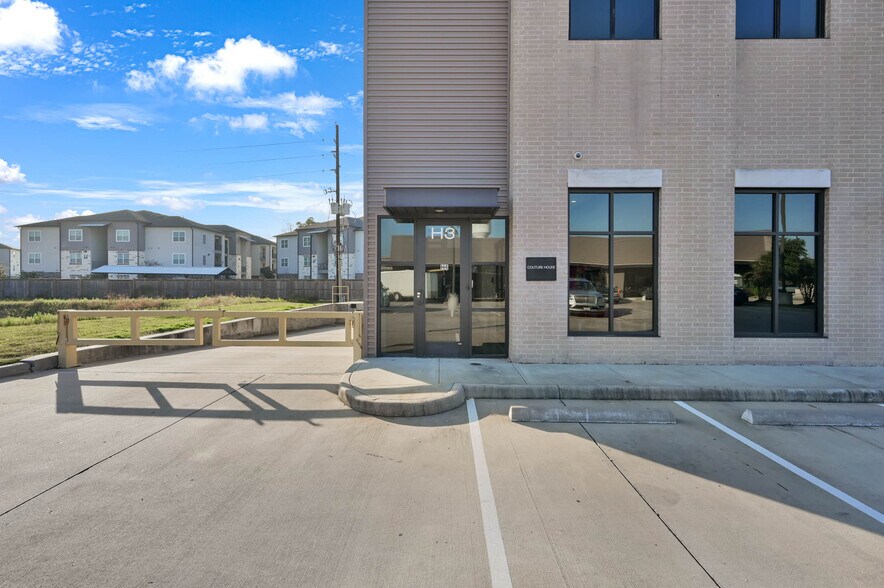 More Photos Of 24527 Gosling Rd, Spring Flex For Lease