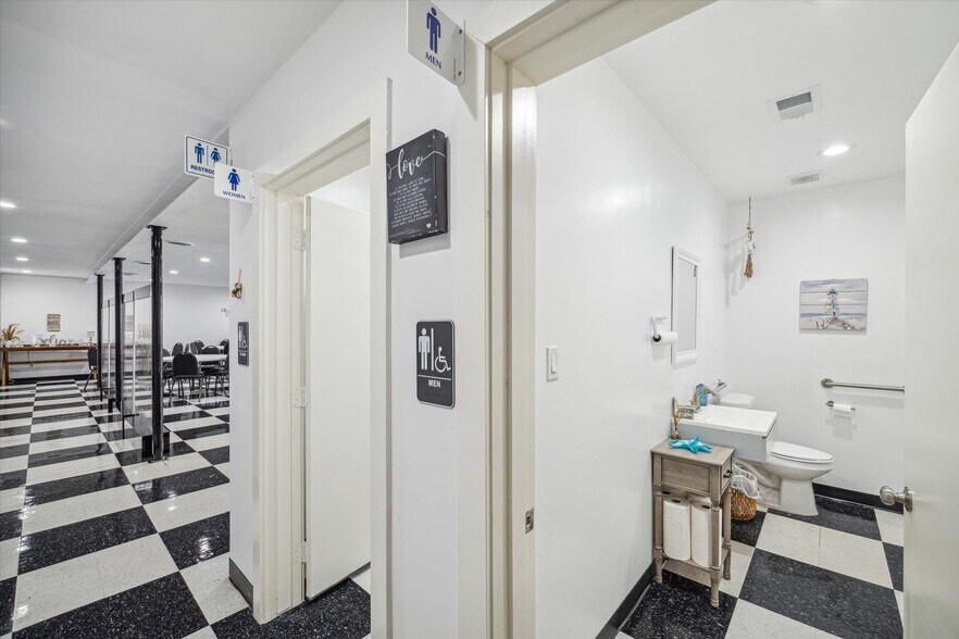 More Photos Of 303 E Academy St, Brenham Flex For Lease