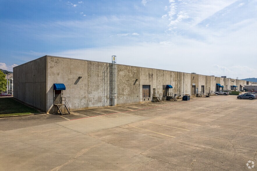 More Photos Of 2201 Brookwood Dr, Little Rock Light Distribution For Lease
