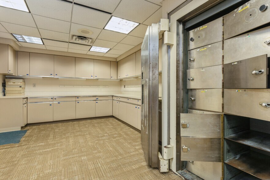 More Photos Of 4505 Douglas Ave, Des Moines General Retail For Sale