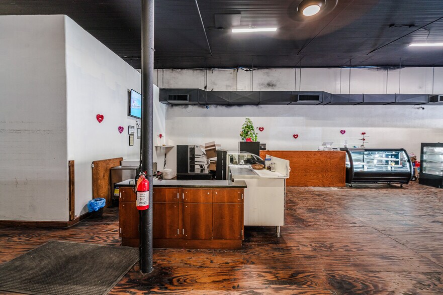 More Photos Of 114 S Commerce St, Lockhart General Retail For Sale