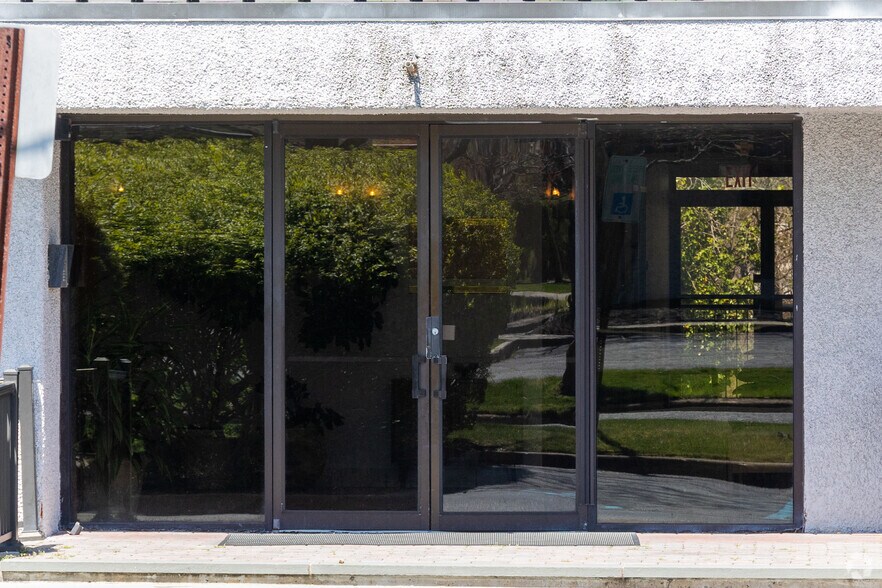 More Photos Of 1500 Lawrence Ave, Ocean Office For Lease