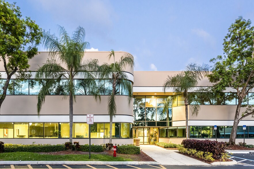 More Photos Of 400 Sawgrass Corporate Pky, Sunrise Office For Lease