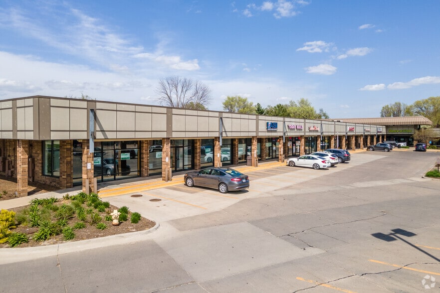 More Photos Of 1960-1984 Grand Ave, West Des Moines Unknown For Lease