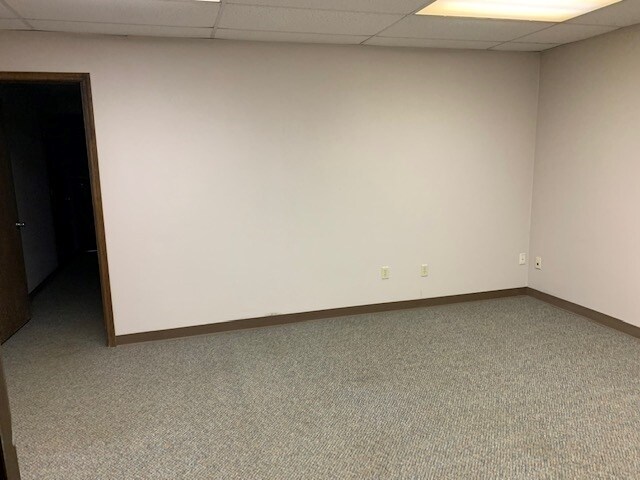 More Photos Of 406-408 Ambassador row, Longview Light Distribution For Lease